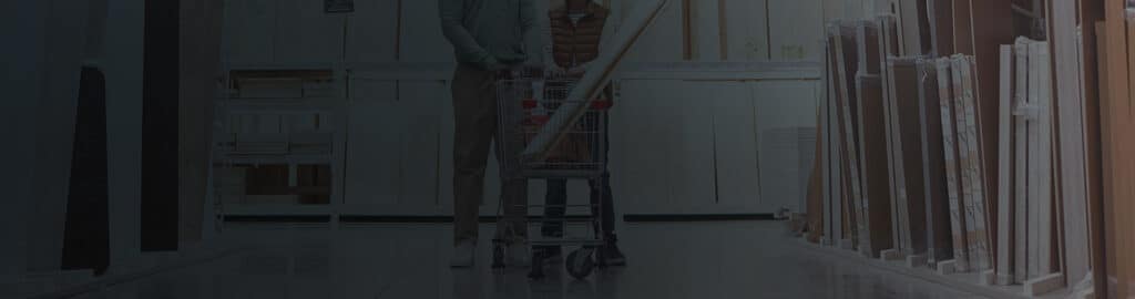 Deux personnes faisant des achats dans un magasin de produits de construction